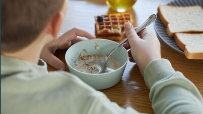 1. चुकूनही रिकाम्या पोटी खाऊ नका 'हे' पदार्थलिंबूवर्गीय आणि आंबट फळेसंत्री, मोसंबी किंवा लिंबाचा रस थेट रिकाम्या पोटी घेतल्यास पोटात ॲसिडिटी आणि जळजळ होऊ शकते. यातील सायट्रिक ॲसिड पचनसंस्थेचा समतोल बिघडवू शकतं.