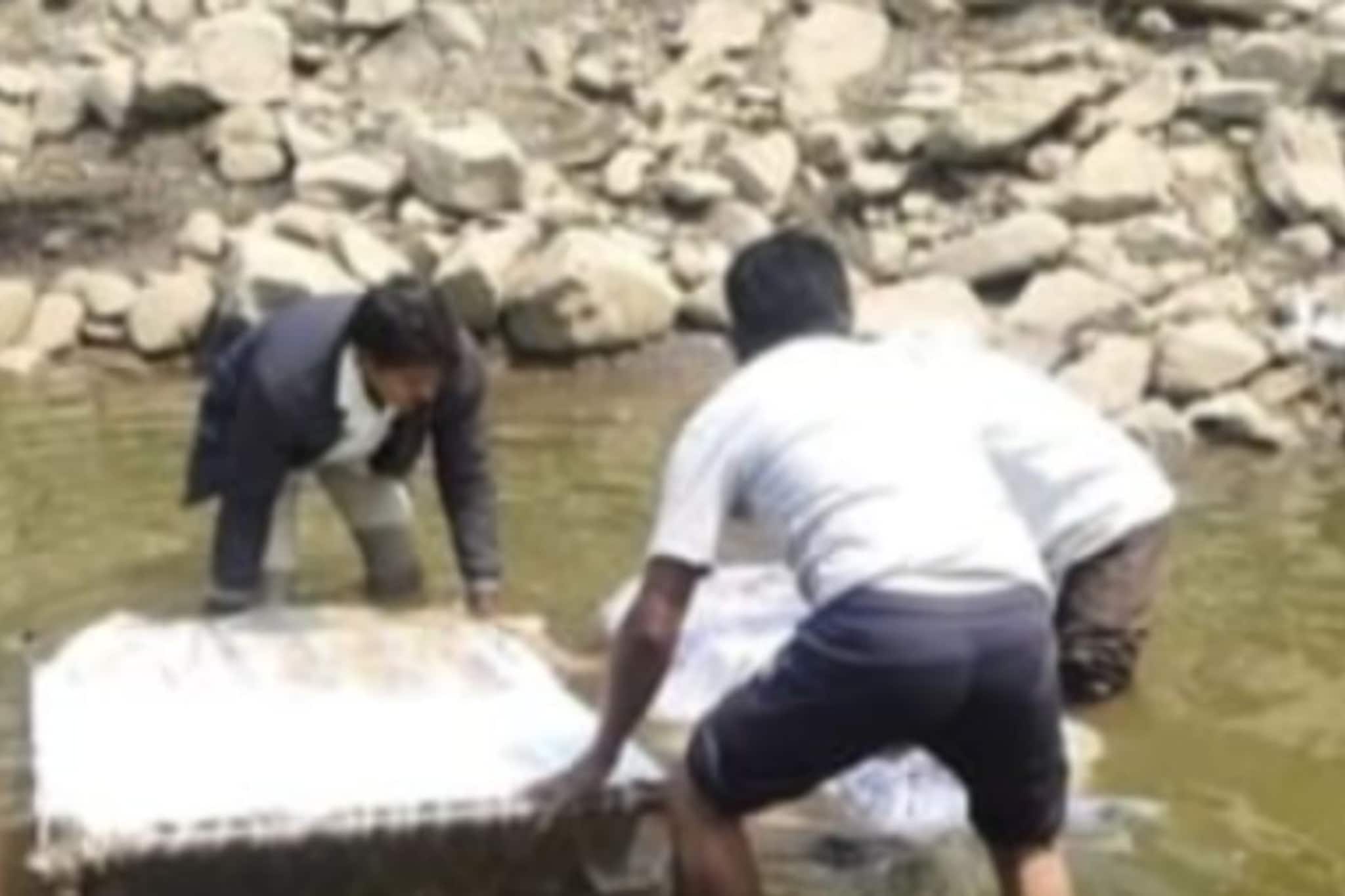 कोर्टाच्या बिल्डिंगमागे नदीत आढळली तरुणीची डेडबॉडी