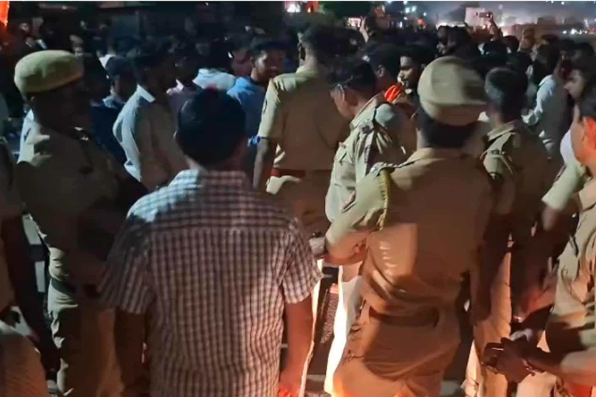 २१ वर्षीय तरुणीचं अपहरण, संतापलेल्या हिंदू संघटनांनी सोलापूर हायवेवर टायर पेटवले