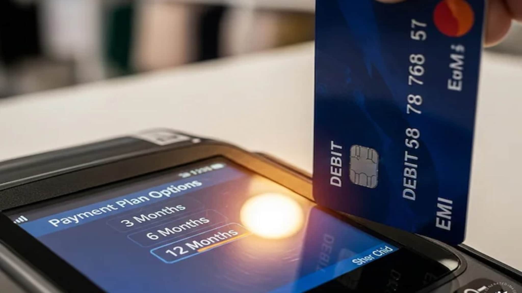 डेबिट कार्ड EMI ने तुमचा क्रेडिट स्कोअर कमी होऊ शकतो? जाणून घ्या सत्य 