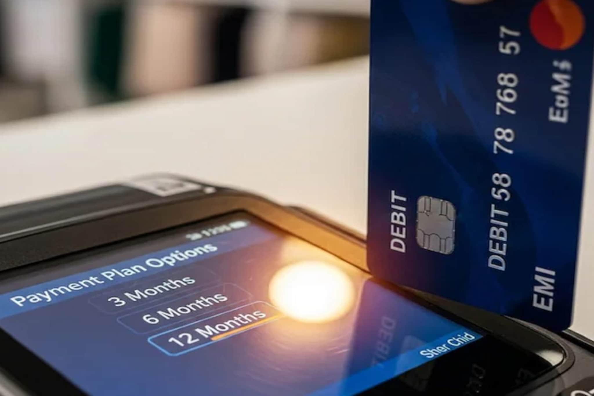 डेबिट कार्ड EMI ने तुमचा क्रेडिट स्कोअर कमी होऊ शकतो? जाणून घ्या सत्य 