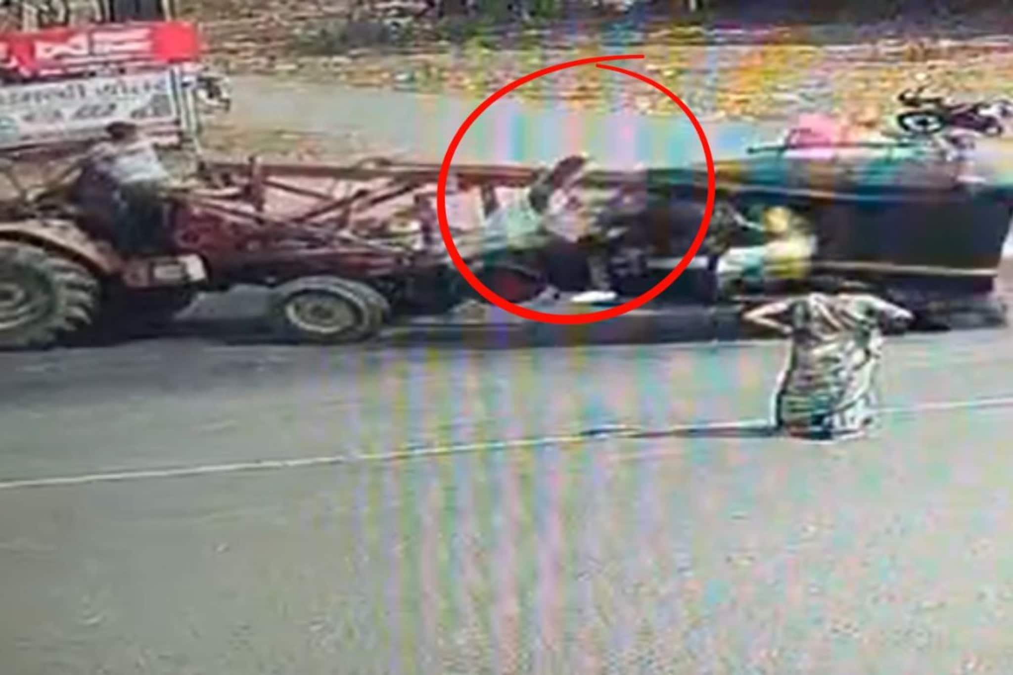 ट्रॅक्टर-रिक्षाचा भीषण अपघात, पाईप थेट रिक्षात आरपार घुसला, थरकाप उडवणारा CCTV