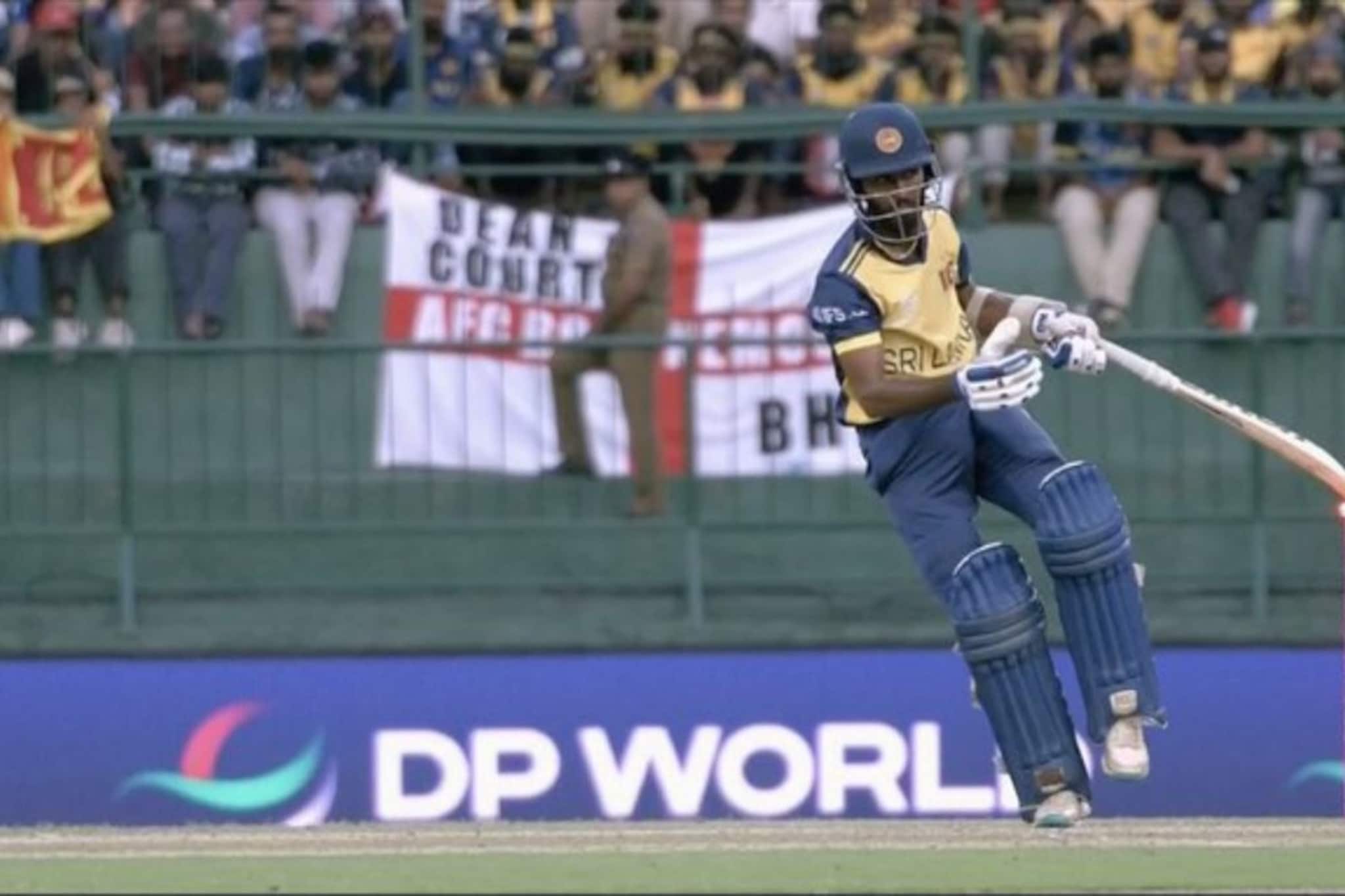 फिल्डरची गरजच उरली नाही, वर्ल्डकपमध्ये अजब राडा; प्रकार पाहून अंपायरही चक्रावले फिल्डरची गरजच उरली नाही, वर्ल्डकपमध्ये अजब राडा; प्रकार पाहून अंपायरही चक्रावले