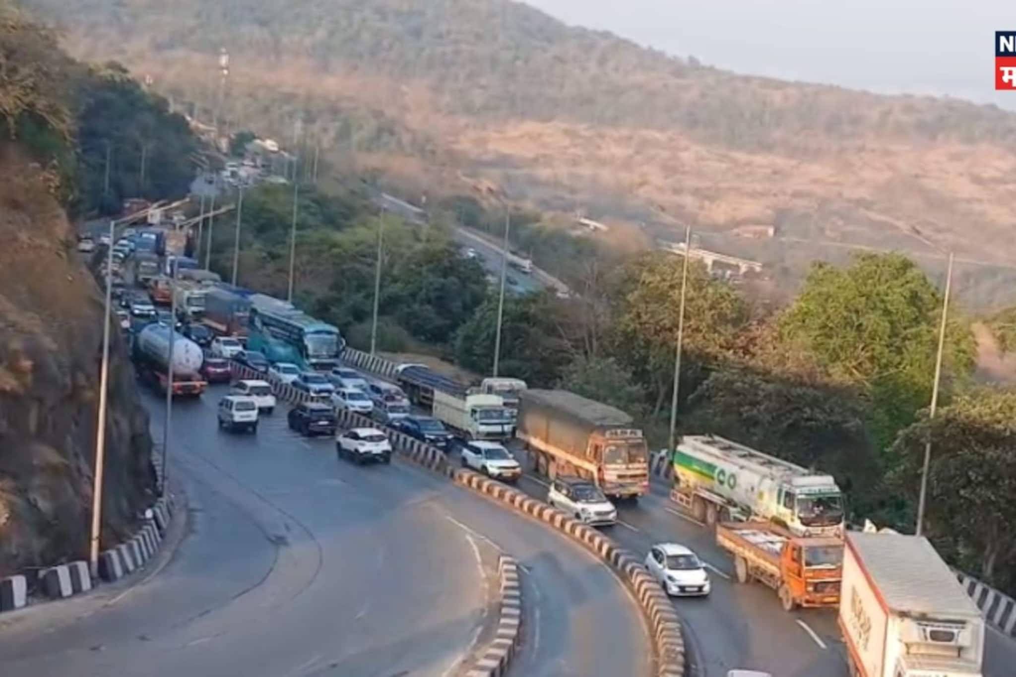 मुंबई-पुणे एक्सप्रेसवेवर वाहनांच्या ३ किमी लांब रांगा! काय आहे कारण? मुंबई-पुणे एक्सप्रेसवेवर वाहनांच्या ३ किमी लांब रांगा! काय आहे कारण?