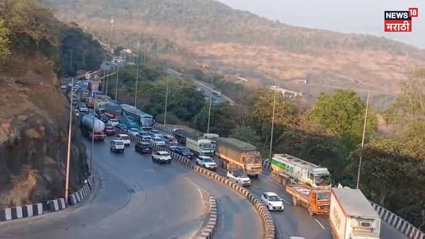 अनिस शेख, प्रतिनिधी खंडाळा: आठवड्याचा मधला दिवस असूनही मुंबई-पुणे एक्सप्रेसवेवर आज प्रवाशांना मोठ्या वाहतूक कोंडीचा सामना करावा लागत आहे. मुंबईहून पुण्याकडे जाणाऱ्या मार्गिकेवर वाहनांच्या ३ ते ४ किलोमीटरपर्यंत लांबच लांब रांगा लागल्या आहेत. अनिस शेख, प्रतिनिधी खंडाळा: आठवड्याचा मधला दिवस असूनही मुंबई-पुणे एक्सप्रेसवेवर आज प्रवाशांना मोठ्या वाहतूक कोंडीचा सामना करावा लागत आहे. मुंबईहून पुण्याकडे जाणाऱ्या मार्गिकेवर वाहनांच्या ३ ते ४ किलोमीटरपर्यंत लांबच लांब रांगा लागल्या आहेत.