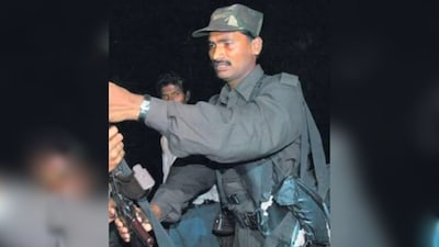 10 करोड़ का इनामी माओवादी नेता देवजी 17 साथियों संग तेलंगाना पुलिस के सामने हुआ सरेंडर.