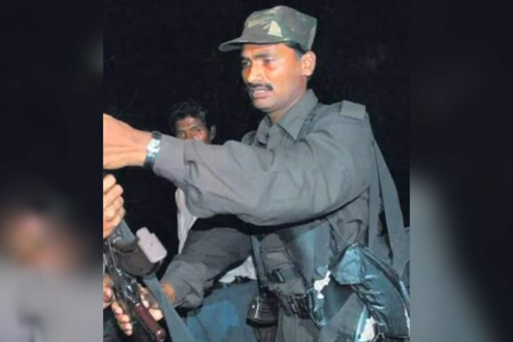 शस्त्रे टाकली, संघर्ष संपला! 10 कोटींचा मोहरा 'देवजी' पोलिसांना शरण शस्त्रे टाकली, संघर्ष संपला! 10 कोटींचा मोहरा 'देवजी' पोलिसांना शरण