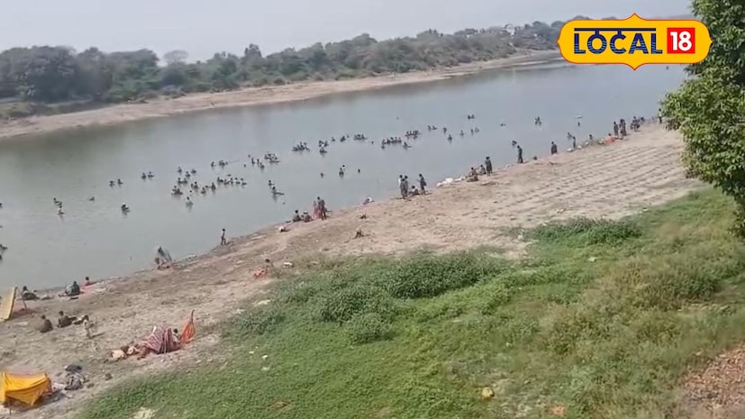 छत्रपती संभाजीनगरमधील पैठणजवळील जायकवाडी धरण येथून नाथषष्ठीच्या निमित्ताने पाण्याचा प्रवाह कमी करण्यात आल्यानंतर गोदावरी नदीचे काही भाग उघडे पडले आहेत. पाणी ओसरताच नदीकाठावर एक वेगळीच हालचाल सुरू झाली आहे. गाळात मौल्यवान धातू मिळत असल्याच्या चर्चेमुळे अनेक जण चाळण्या, टोपल्या घेऊन नदीपात्रात उतरत आहेत. छत्रपती संभाजीनगरमधील पैठणजवळील जायकवाडी धरण येथून नाथषष्ठीच्या निमित्ताने पाण्याचा प्रवाह कमी करण्यात आल्यानंतर गोदावरी नदीचे काही भाग उघडे पडले आहेत. पाणी ओसरताच नदीकाठावर एक वेगळीच हालचाल सुरू झाली आहे. गाळात मौल्यवान धातू मिळत असल्याच्या चर्चेमुळे अनेक जण चाळण्या, टोपल्या घेऊन नदीपात्रात उतरत आहेत.