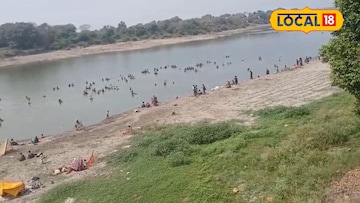 पैठणमध्ये नदीत सापडतंय सोनं, लोकांची तुफान गर्दी, पाहा PHOTOS पैठणमध्ये नदीत सापडतंय सोनं, लोकांची तुफान गर्दी, पाहा PHOTOS