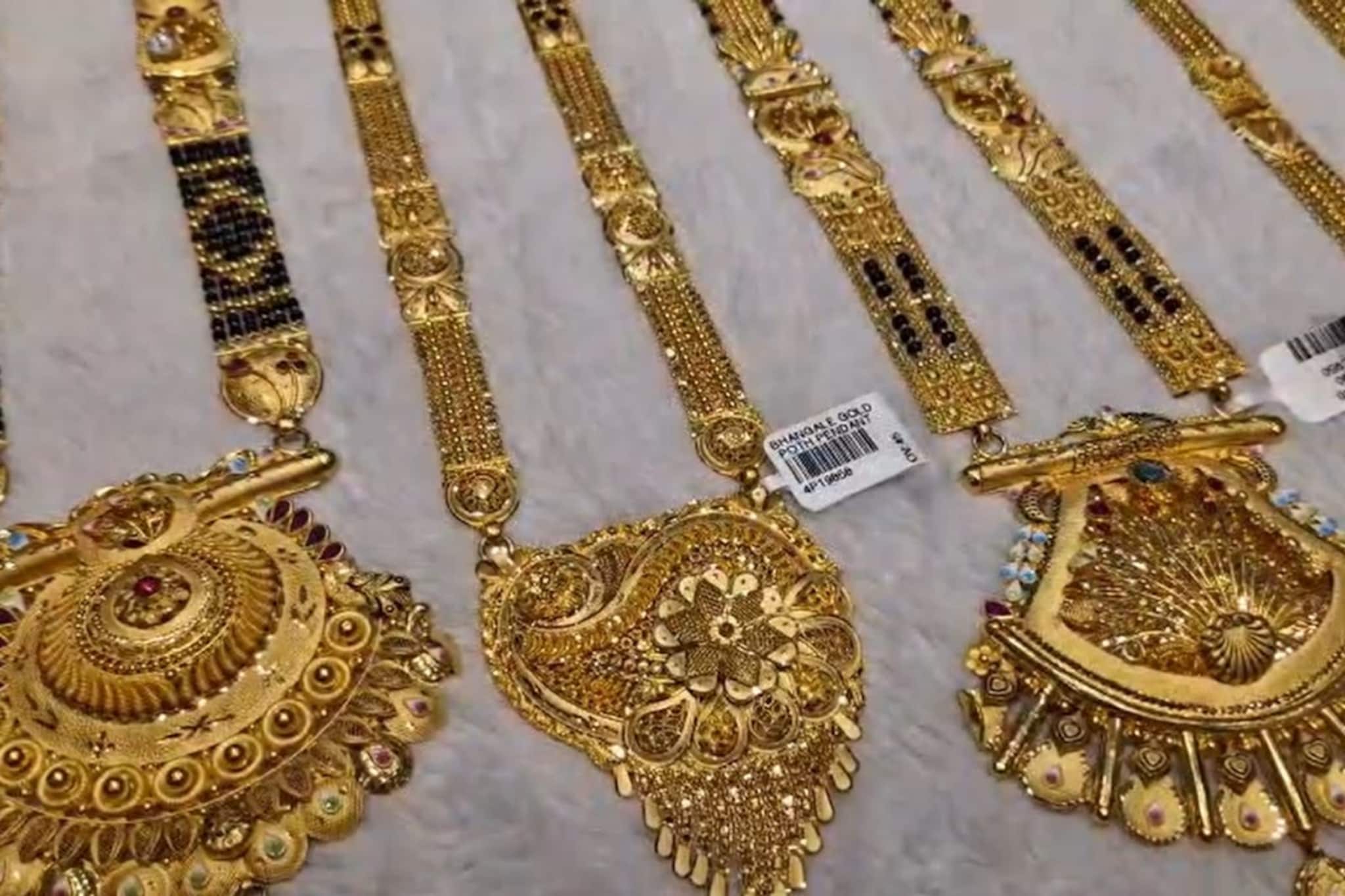 5 तासांत 8000 रुपयांची दरवाढ, जळगावच्या सराफ मार्केटमध्ये होळीआधीच खळबळ 5 तासांत 8000 रुपयांची दरवाढ, जळगावच्या सराफ मार्केटमध्ये होळीआधीच खळबळ