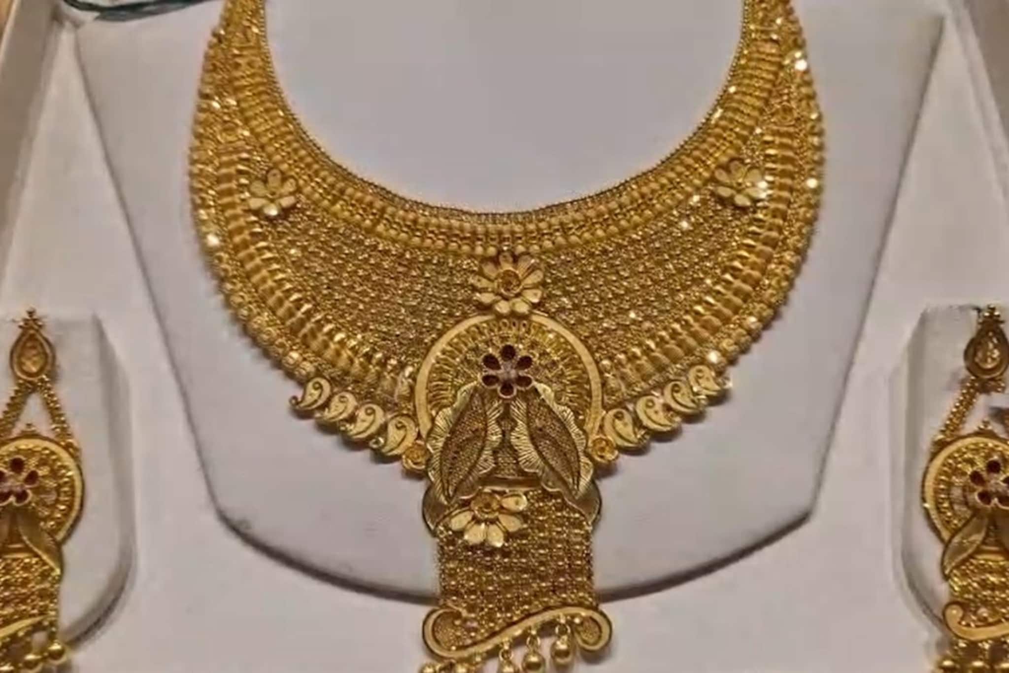 डॉलर मजबूत होताच चांदी गडगडली! जळगावात एक झटक्यात 10 हजार रुपयांनी घसरले दर