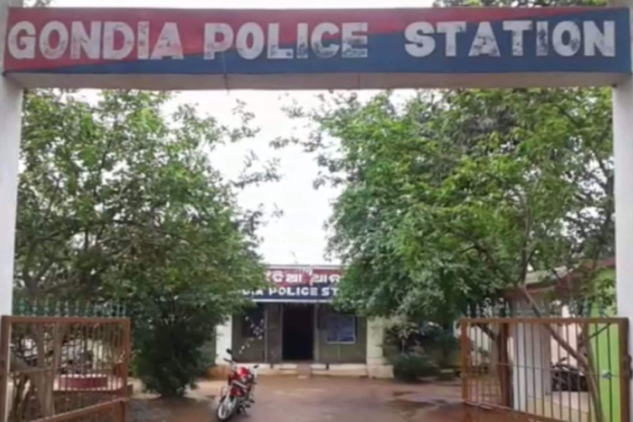 गोंदिया हादरलं! चक्क पोलीस ठाण्याच्या पार्किंगमध्येच रुग्णवाहिका चालकाचा गळफास