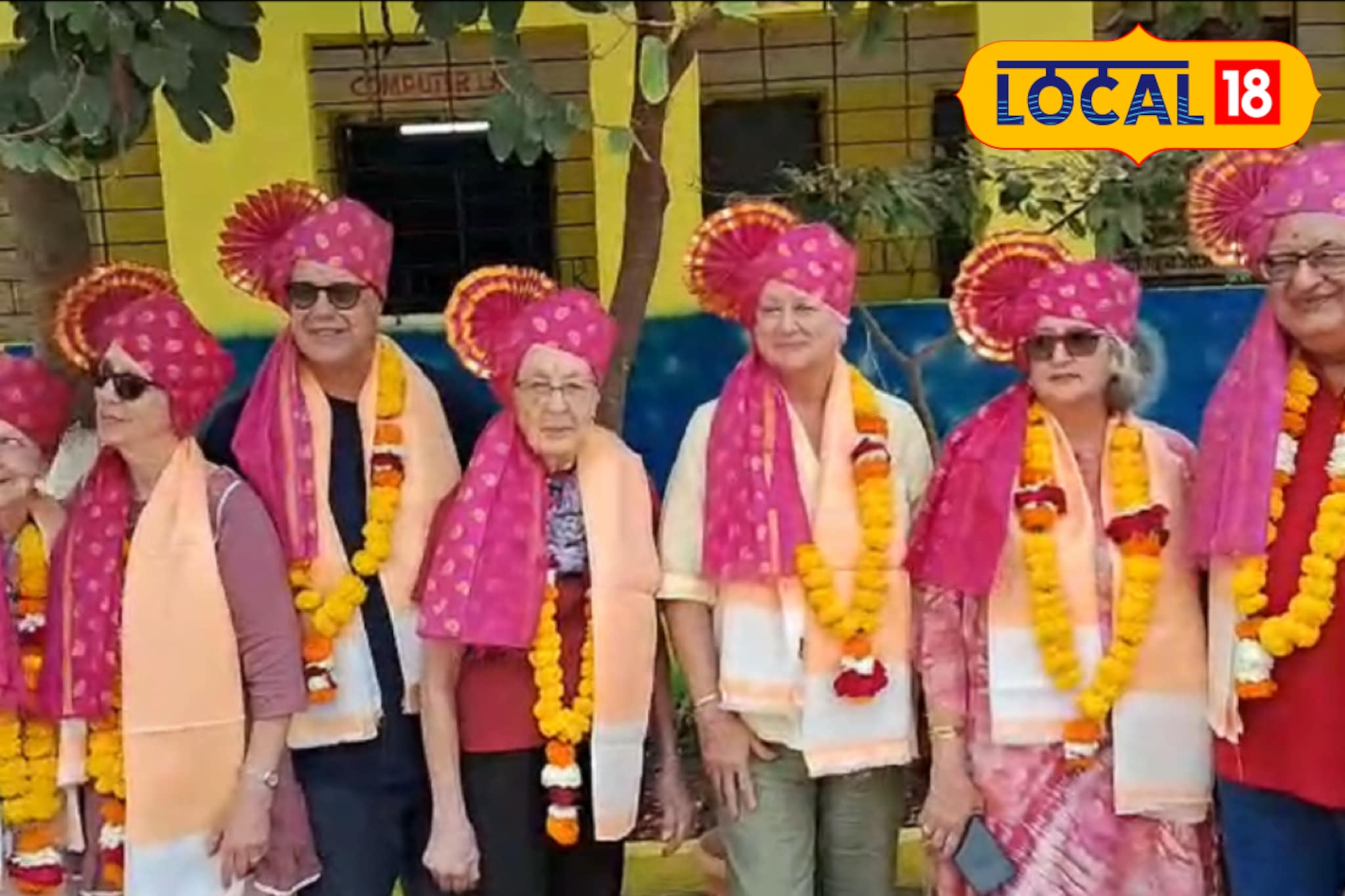 हॅपी स्कूल! कॅनडाच्या नागरिकांना जालन्यातील झेडपी शाळेची भुरळ, दिली खास भेट हॅपी स्कूल! कॅनडाच्या नागरिकांना जालन्यातील झेडपी शाळेची भुरळ, दिली खास भेट