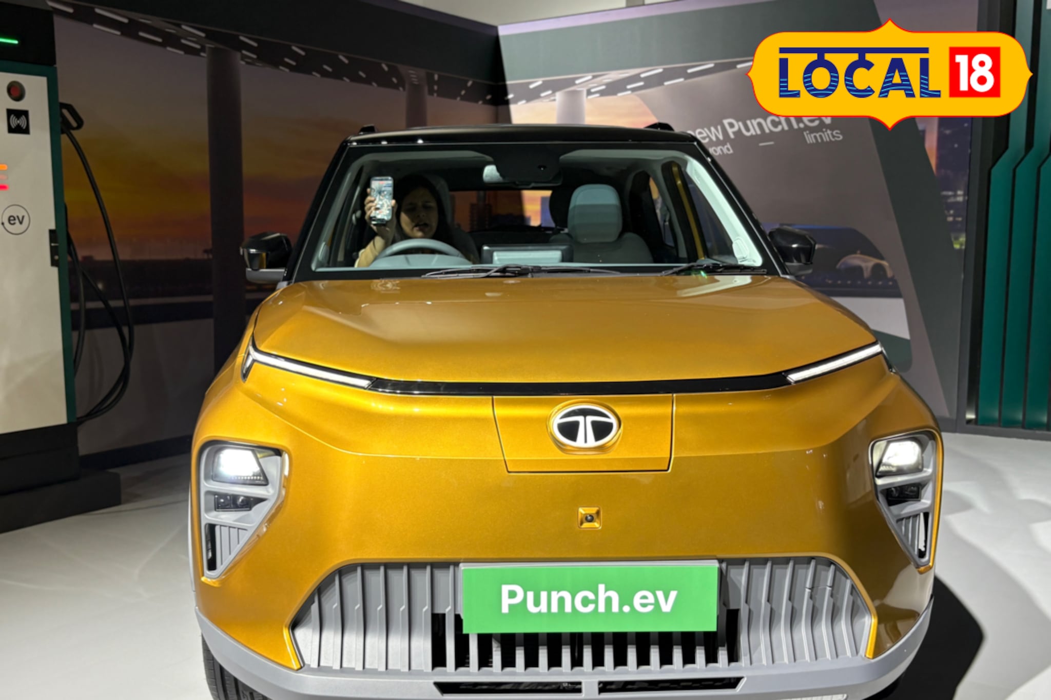 Tata ची टँकसारखी EV, Toyota च्या धाकड SUV ला देते टक्कर, रेंजमध्ये कोण बेस्ट? Tata ची टँकसारखी EV, Toyota च्या धाकड SUV ला देते टक्कर, रेंजमध्ये कोण बेस्ट?