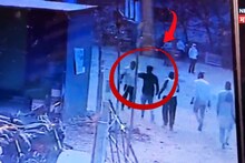 CRIME : रेल्वे स्टेशनसमोरच दिवसाढवळ्या आदित्यला खंजिराने भोसकलं, अंगावर काटा आणणारा Video, घटना सीसीटीव्ही कॅमेऱ्यात कैद!