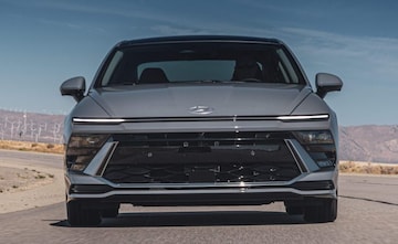 मॉडर्न लूकसह येतेय नवी Hyundai Verna! किंमत, फीचर्समध्ये होणार 'हे' बदल मॉडर्न लूकसह येतेय नवी Hyundai Verna! किंमत, फीचर्समध्ये होणार 'हे' बदल