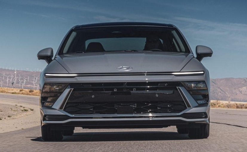 मुंबई : भारतीय बाजारात हुंडई आपली नवीन Verna फेसलिफ्ट आणण्याची तयार करत आहे. मीडिया रिपोर्टनुसार, या कारच्या इंटीरियरची झलक यापूर्वीच समोर आली आहे. नवीन अपडेटेड Verna मध्ये केबिन डिझाइनला पहिल्यापेक्षा जास्त मॉडर्न आणि अट्रॅक्टिव्ह बनवण्यात आलंय. सेडान खरेदी करणाऱ्या ग्राहकांसाठी इंटीरियर खुप महत्त्वाचे असते. कारण ज्यावेळी इंजिन आणि किंमत जवळपास एकसारखी असेल तेव्हा लोक नेहमीच केबिन लूक आणि फीचर्सच्या आधारावर निर्णय घेतात. चला या कारच्या डिझाइनवर एक नजर टाकूया. मुंबई : भारतीय बाजारात हुंडई आपली नवीन Verna फेसलिफ्ट आणण्याची तयार करत आहे. मीडिया रिपोर्टनुसार, या कारच्या इंटीरियरची झलक यापूर्वीच समोर आली आहे. नवीन अपडेटेड Verna मध्ये केबिन डिझाइनला पहिल्यापेक्षा जास्त मॉडर्न आणि अट्रॅक्टिव्ह बनवण्यात आलंय. सेडान खरेदी करणाऱ्या ग्राहकांसाठी इंटीरियर खुप महत्त्वाचे असते. कारण ज्यावेळी इंजिन आणि किंमत जवळपास एकसारखी असेल तेव्हा लोक नेहमीच केबिन लूक आणि फीचर्सच्या आधारावर निर्णय घेतात. चला या कारच्या डिझाइनवर एक नजर टाकूया.