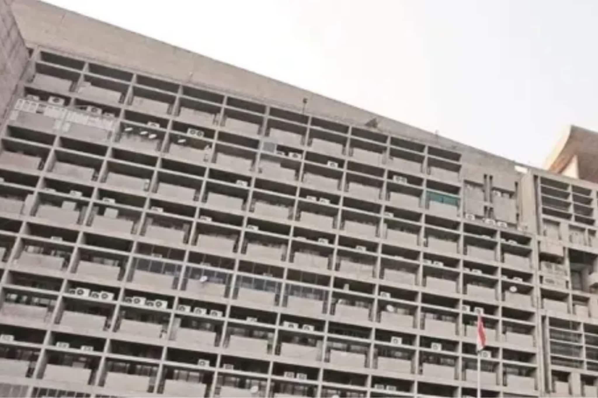 सहाव्या मजल्यावरून उडी घेत IAS अधिकाऱ्याच्या सचिवाने संपवलं जीवन,परिसरात खळबळ