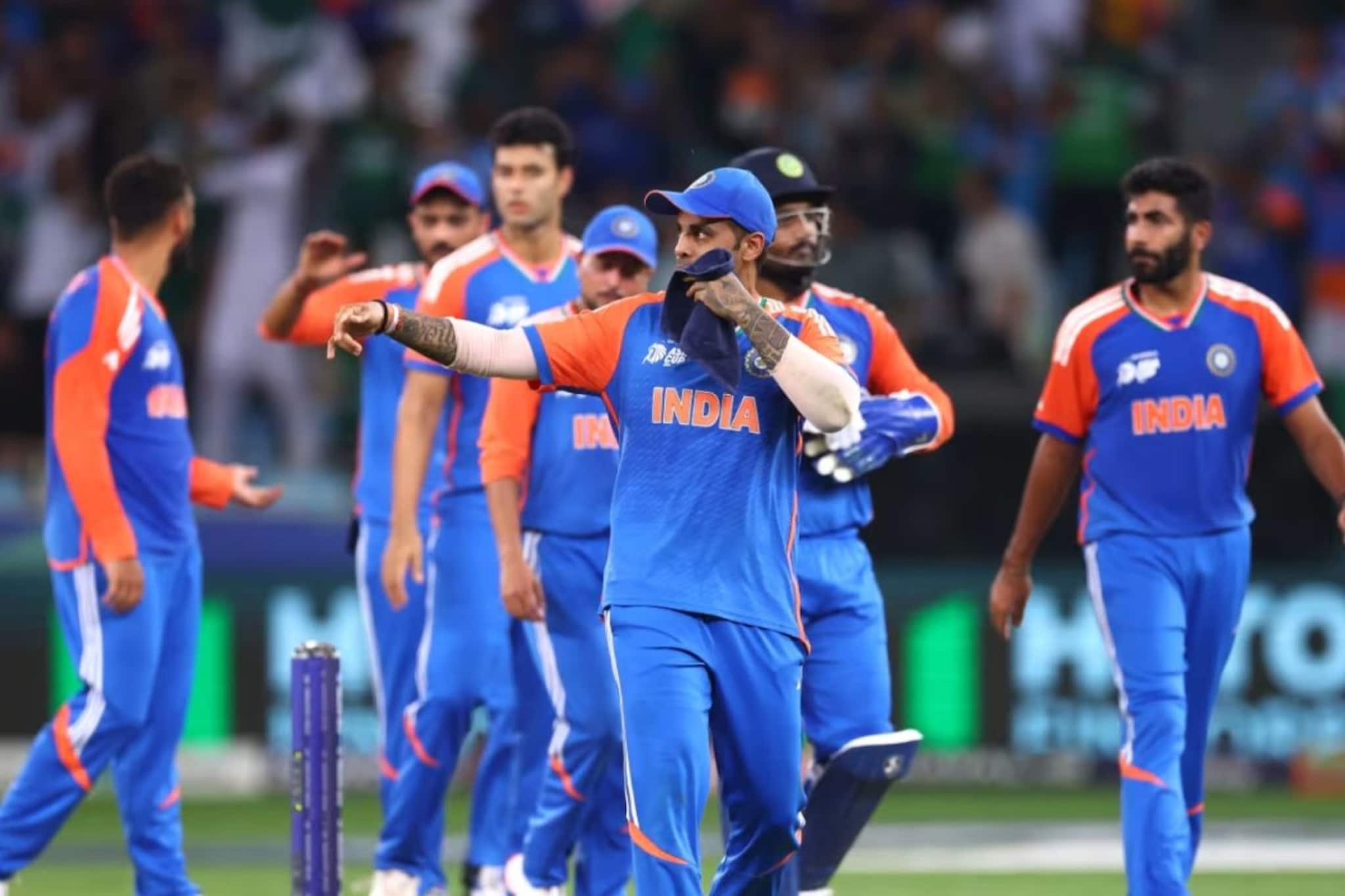 टीम इंडियाच्या दोन खेळाडूंमध्ये भांडण, LIVE मॅचमध्ये वाद झाला,पण कुळालाच कळला ना टीम इंडियाच्या दोन खेळाडूंमध्ये भांडण, LIVE मॅचमध्ये वाद झाला,पण कुळालाच कळला ना