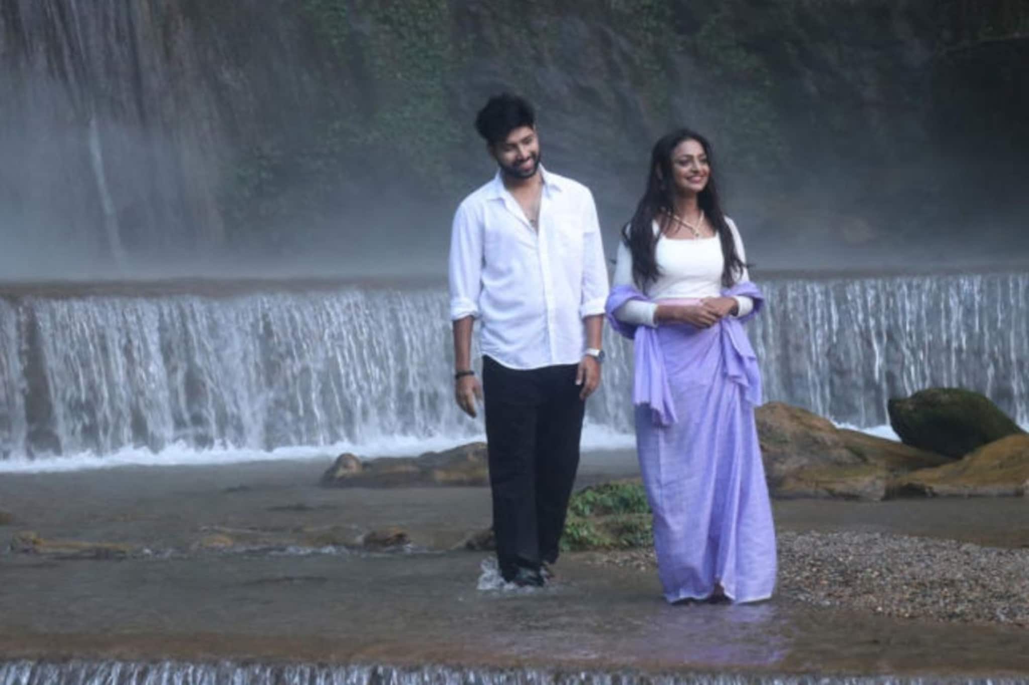 कुंभमेळ्यात व्हायरल झालेल्या मोनालिसाच्या चित्रपटाची शुटिंग पुर्ण, केव्हा होणार