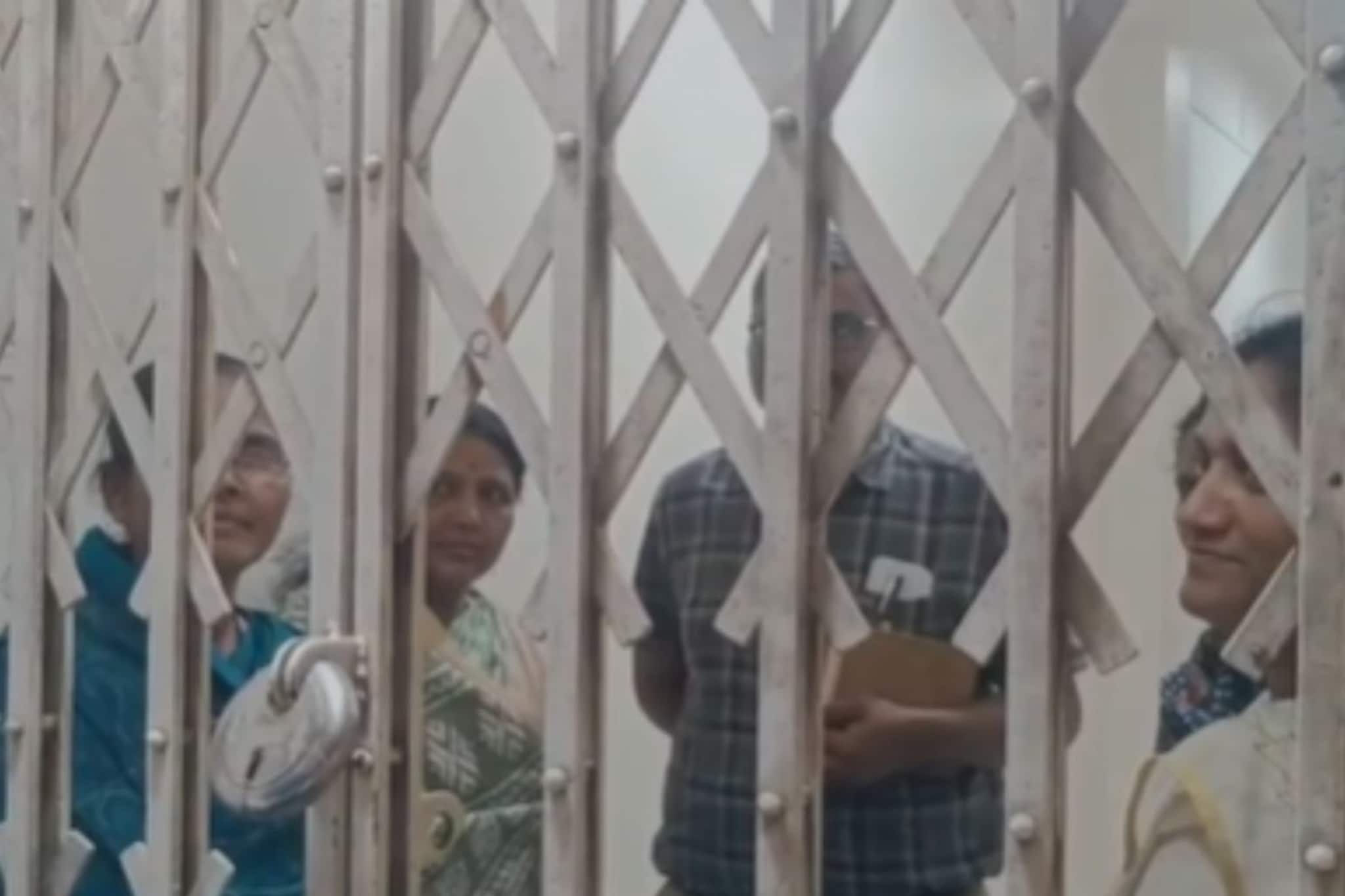 कोल्हापूरात पाहणी करायला आलेल्या अधिकाऱ्याला गावकऱ्यांनी ठेवलं चक्क कोंडून