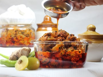 घरी सोप्या पद्धतीने बनवा मिश्र लोणचं! बनेल चविष्ट, साध्या वरण-भातालाही आणेल रंगत