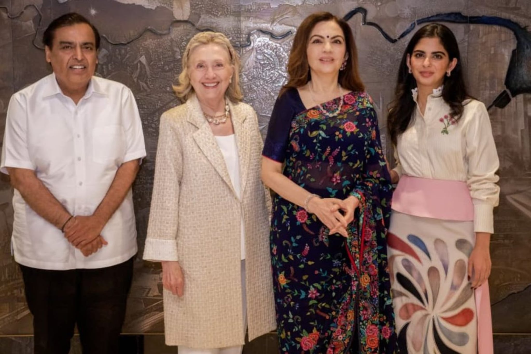 अंबानी निवासस्थानी हिलरी क्लिंटन, मुकेश-नीता अंबानींसोबत मनमोकळ्या गप्पा अंबानी निवासस्थानी हिलरी क्लिंटन, मुकेश-नीता अंबानींसोबत मनमोकळ्या गप्पा