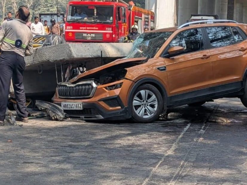 देव तारी त्याला कोण मारी, या म्हणीचा प्रत्यय आज मुंबईतील एका दुर्दैवी घटनेत पाहण्यास मिळाला. मुंबईतील मुलुंड इथं मेट्रोचं बांधकामाच्या दरम्यान स्लॅब कोसळला. हा स्लॅब पुलाच्या खालून जाणाऱ्या धावत्या रिक्षा आणि स्कोडा (skoda kushaq) या एसयूव्हीवर कोसळला. रिक्षातील प्रवाशाचा मृत्यू झाला आहे. तर स्कोडा कारमधील प्रवासी अगदी थोडक्यात बचावले आहे. देव तारी त्याला कोण मारी, या म्हणीचा प्रत्यय आज मुंबईतील एका दुर्दैवी घटनेत पाहण्यास मिळाला. मुंबईतील मुलुंड इथं मेट्रोचं बांधकामाच्या दरम्यान स्लॅब कोसळला. हा स्लॅब पुलाच्या खालून जाणाऱ्या धावत्या रिक्षा आणि स्कोडा (skoda kushaq) या एसयूव्हीवर कोसळला. रिक्षातील प्रवाशाचा मृत्यू झाला आहे. तर स्कोडा कारमधील प्रवासी अगदी थोडक्यात बचावले आहे.
