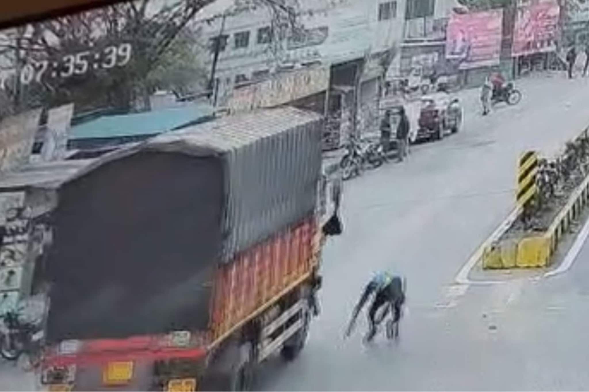 आधी चौकात फिरला, मग मृत्यूला कवटाळलं! धावत्या टेम्पोखाली स्वतःला झोकून दिलं