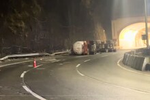 Mumbai Pune Expressway: मुंबई पुणे एक्स्प्रेस वेवर स्फोटक परिस्थिती, वाहतूक ठप्प, 'त्या' टँकरचा VIDEO समोर