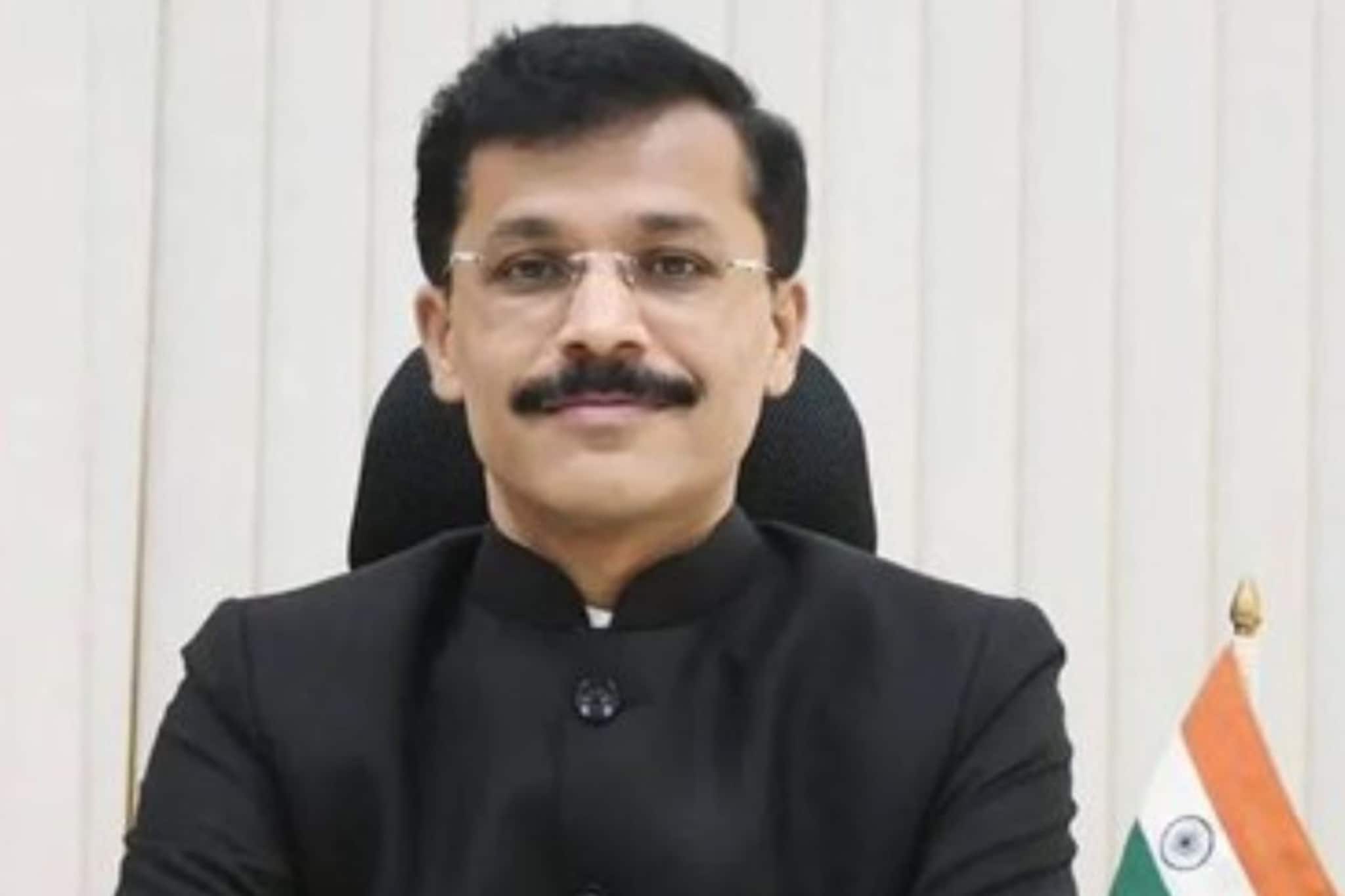 मुंबई पुण्यासह 900 बोगस संस्थांना फुटला घाम, तुकाराम मुंढेंची धडक कारवाई