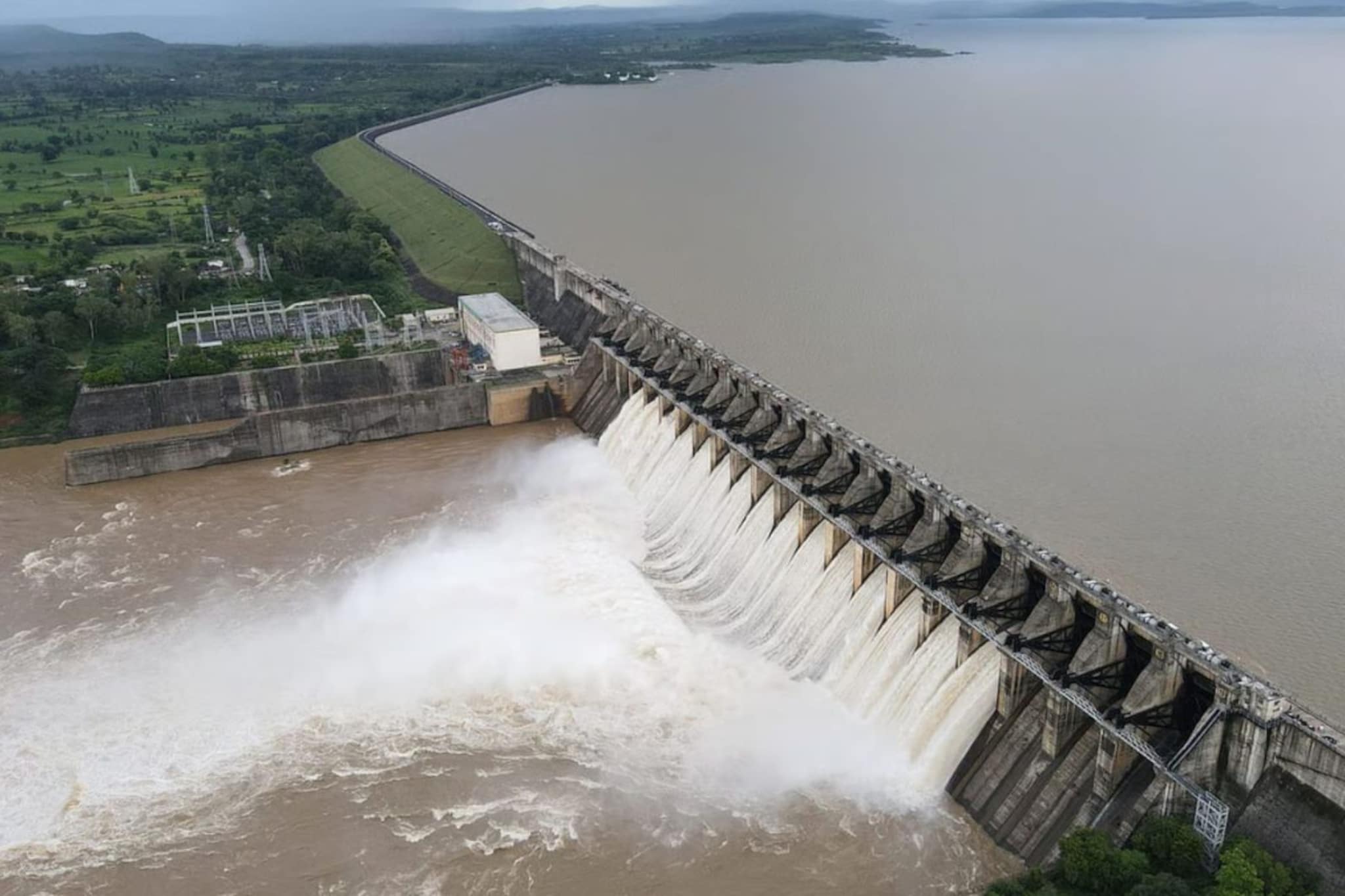 नाशिककरांनो पाणी जपून वापरा, ऐन उन्हाळ्यात व्हायची पंचाईत; धरणांत पाणीसाठा किती? नाशिककरांनो पाणी जपून वापरा, ऐन उन्हाळ्यात व्हायची पंचाईत; धरणांत पाणीसाठा किती?