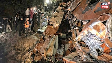 35 प्रवाशांनी भरलेली बस थेट मध्यरात्री नदीत कोसळली, 18 जणांचा मृत्यू 35 प्रवाशांनी भरलेली बस थेट मध्यरात्री नदीत कोसळली, 18 जणांचा मृत्यू