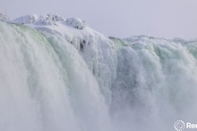 Niagara Falls : बापरे बाप! इतकी थंडी की जगातील सगळ्यात मोठा नायगारा धबधबाही गोठला; विश्वास बसत नाही तर पाहा PHOTO