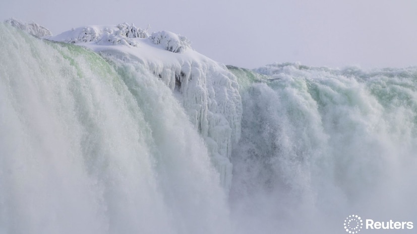 महाराष्ट्राच्या वातावरणात अनपेक्षित बदल पाहायला मिळत आहेत. गेल्या काही दिवसांपासून जाणवणारी हुडहुडी आता कमी झाली असून रात्रीचा गारवा उबदारपणात बदलत आहे. मात्र काही ठिकाणी ढगाळ वातावरण आहे. तर काही जिल्ह्यांमध्ये धो-धो पावसाचा अंदाज वर्तवण्यात आला आहे. तर दुसरीकडे इतकी थंडी आहे की नायगारासारखा धबधबाही गोठला आहे. महाराष्ट्राच्या वातावरणात अनपेक्षित बदल पाहायला मिळत आहेत. गेल्या काही दिवसांपासून जाणवणारी हुडहुडी आता कमी झाली असून रात्रीचा गारवा उबदारपणात बदलत आहे. मात्र काही ठिकाणी ढगाळ वातावरण आहे. तर काही जिल्ह्यांमध्ये धो-धो पावसाचा अंदाज वर्तवण्यात आला आहे. तर दुसरीकडे इतकी थंडी आहे की नायगारासारखा धबधबाही गोठला आहे.