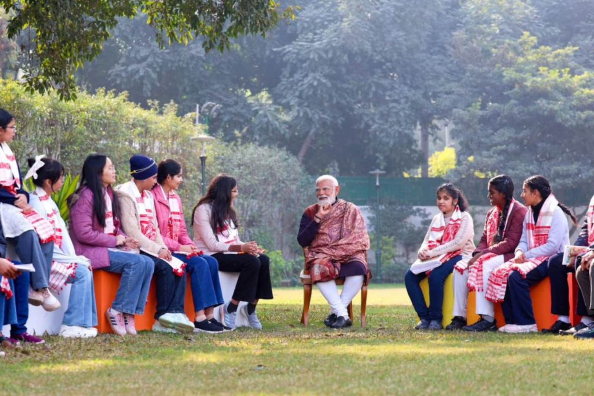 मार्क्सपेक्षा माइंडसेट महत्त्वाचा; मोदींचा नव्या पिढीला थेट संदेश मार्क्सपेक्षा माइंडसेट महत्त्वाचा; मोदींचा नव्या पिढीला थेट संदेश