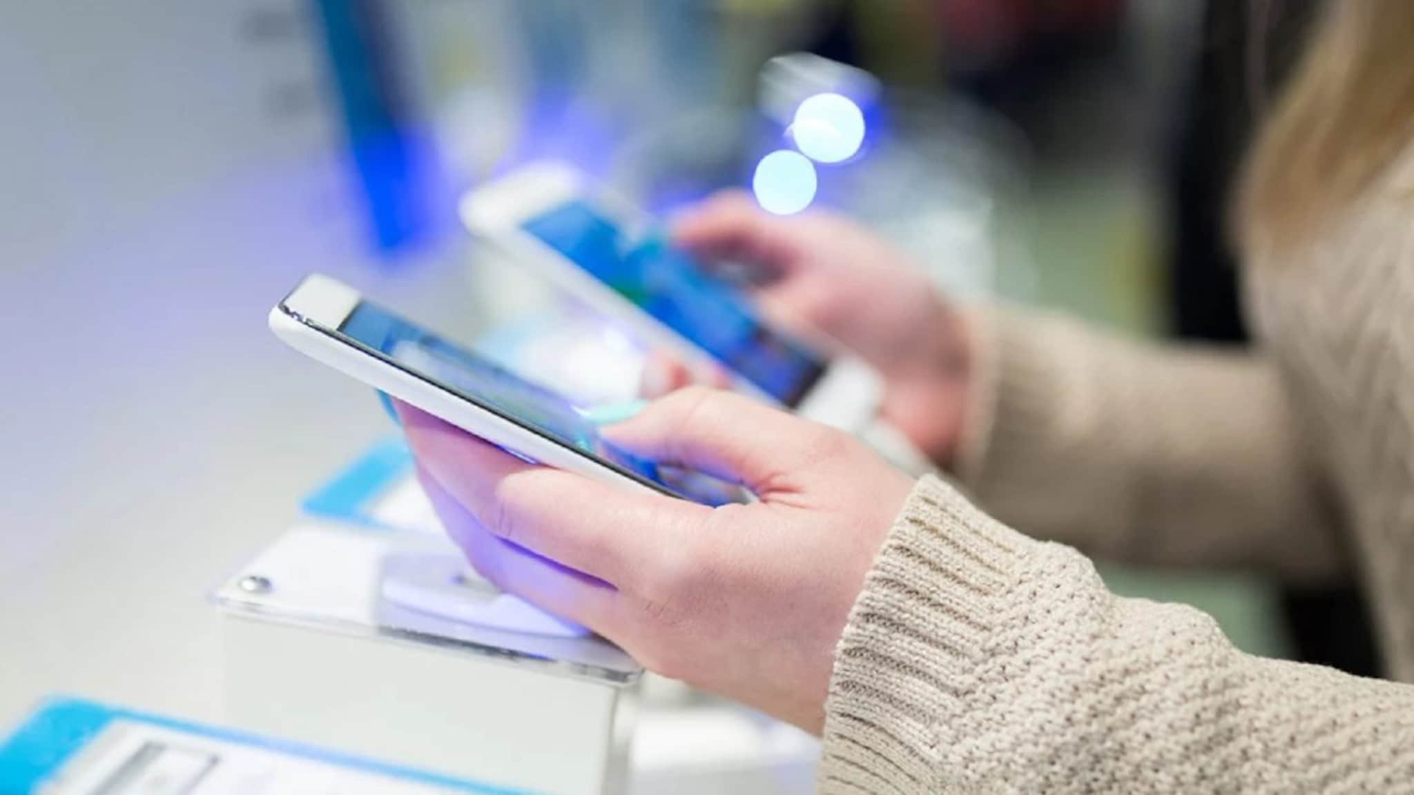 लॉन्च होताच खरेदी करु नका फोन! थोडी वाट पाहिल्याने वाचू शकतात हजारो रुपये