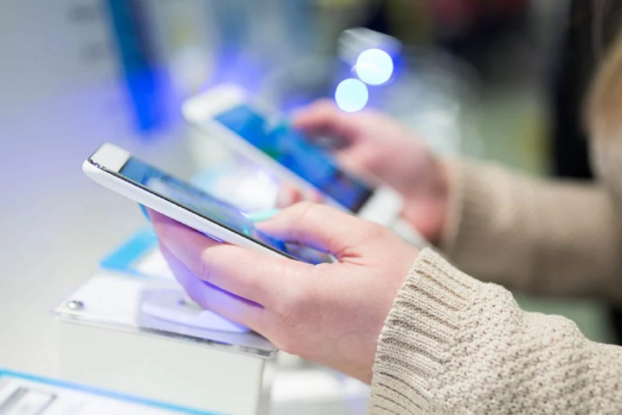 लॉन्च होताच खरेदी करु नका फोन! थोडी वाट पाहिल्याने वाचू शकतात हजारो रुपये