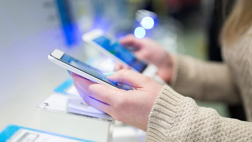 अनेक लोक फोन लॉन्च होताच तो खरेदी करतात. तुम्हीही असं करत असाल तर काही गोष्टी जाणून घेणे खूप महत्त्वाचे आहे. कारण थोडी प्रतीक्षा तुमचे हजारो रुपये वाचवू शकते. खरंतर आजकाल कंपन्या दर 6 महिन्यांनंतर नवा फोन लॉन्च करत आहेत. अशावेळी जुन्या फोनची व्हॅल्यू लवकर कमी होते. यामुळे तुम्ही पाहिले असेल की, लॉन्चच्या 2-3 महिन्यानंतरच महागड्या फोनवरही डिस्काउंट मिळण्यास सुरुवात होते. अनेक लोक फोन लॉन्च होताच तो खरेदी करतात. तुम्हीही असं करत असाल तर काही गोष्टी जाणून घेणे खूप महत्त्वाचे आहे. कारण थोडी प्रतीक्षा तुमचे हजारो रुपये वाचवू शकते. खरंतर आजकाल कंपन्या दर 6 महिन्यांनंतर नवा फोन लॉन्च करत आहेत. अशावेळी जुन्या फोनची व्हॅल्यू लवकर कमी होते. यामुळे तुम्ही पाहिले असेल की, लॉन्चच्या 2-3 महिन्यानंतरच महागड्या फोनवरही डिस्काउंट मिळण्यास सुरुवात होते.