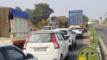 पुणे मुंबई एक्सप्रेसवेवर २१ तासानंतरही वाहतूक कोंडी, ५० किमीपर्यंत रांगा