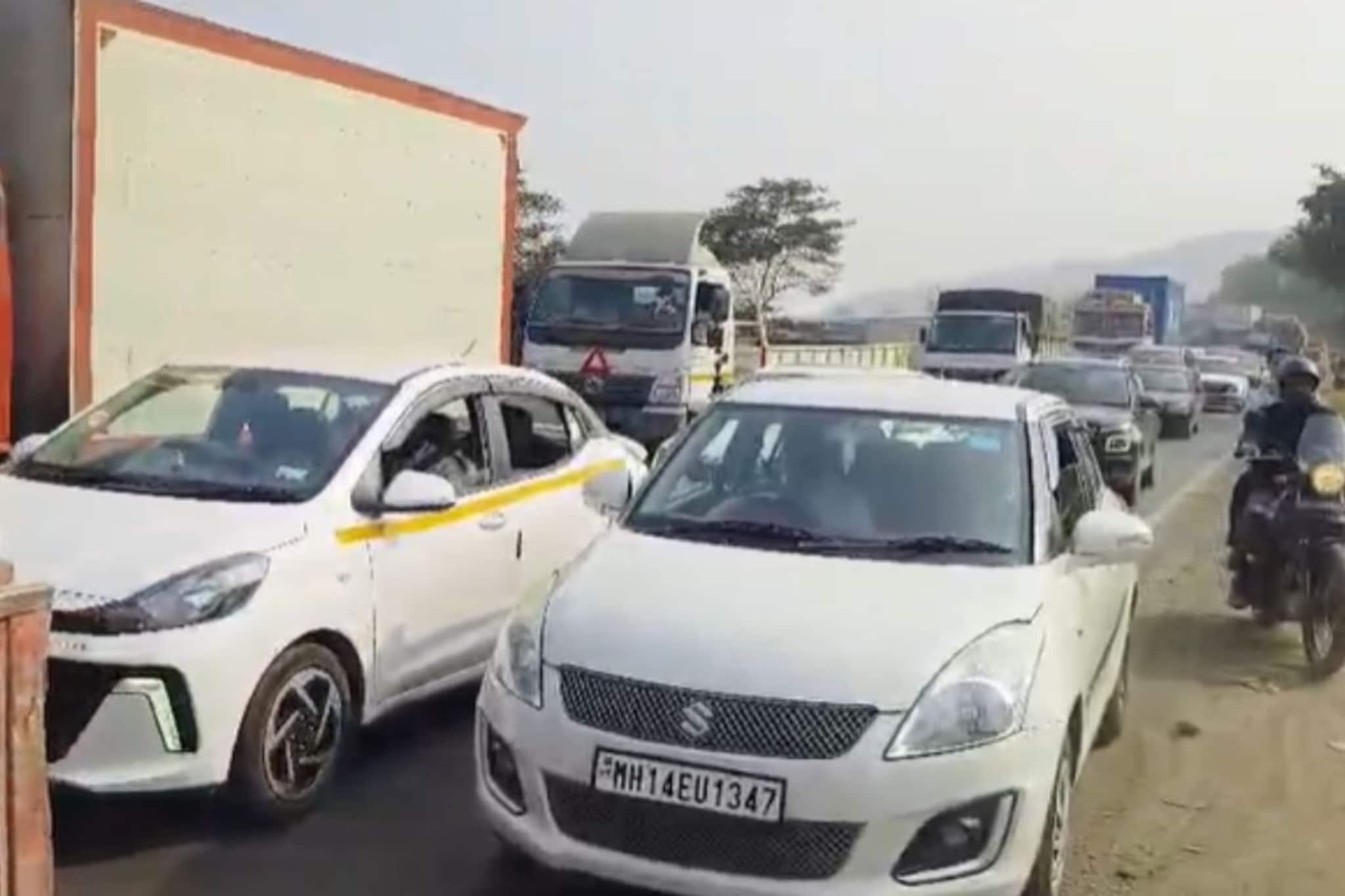 ऑफसला लेटमार्क, ट्रॅफिकमध्ये अडकले प्रवासी, ठाणे बेलापूर मार्गावर वाहतूक कोंडी