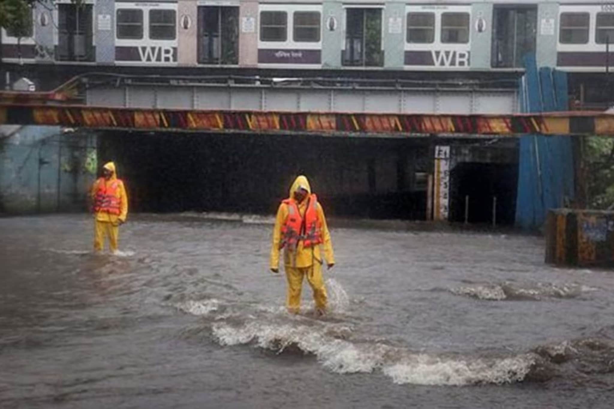 मुंबई आता नाही तुंबई, पाण्याखाली जाणाऱ्या सबवे वर उड्डाणपूल उभारणार; कसा- कुठे?