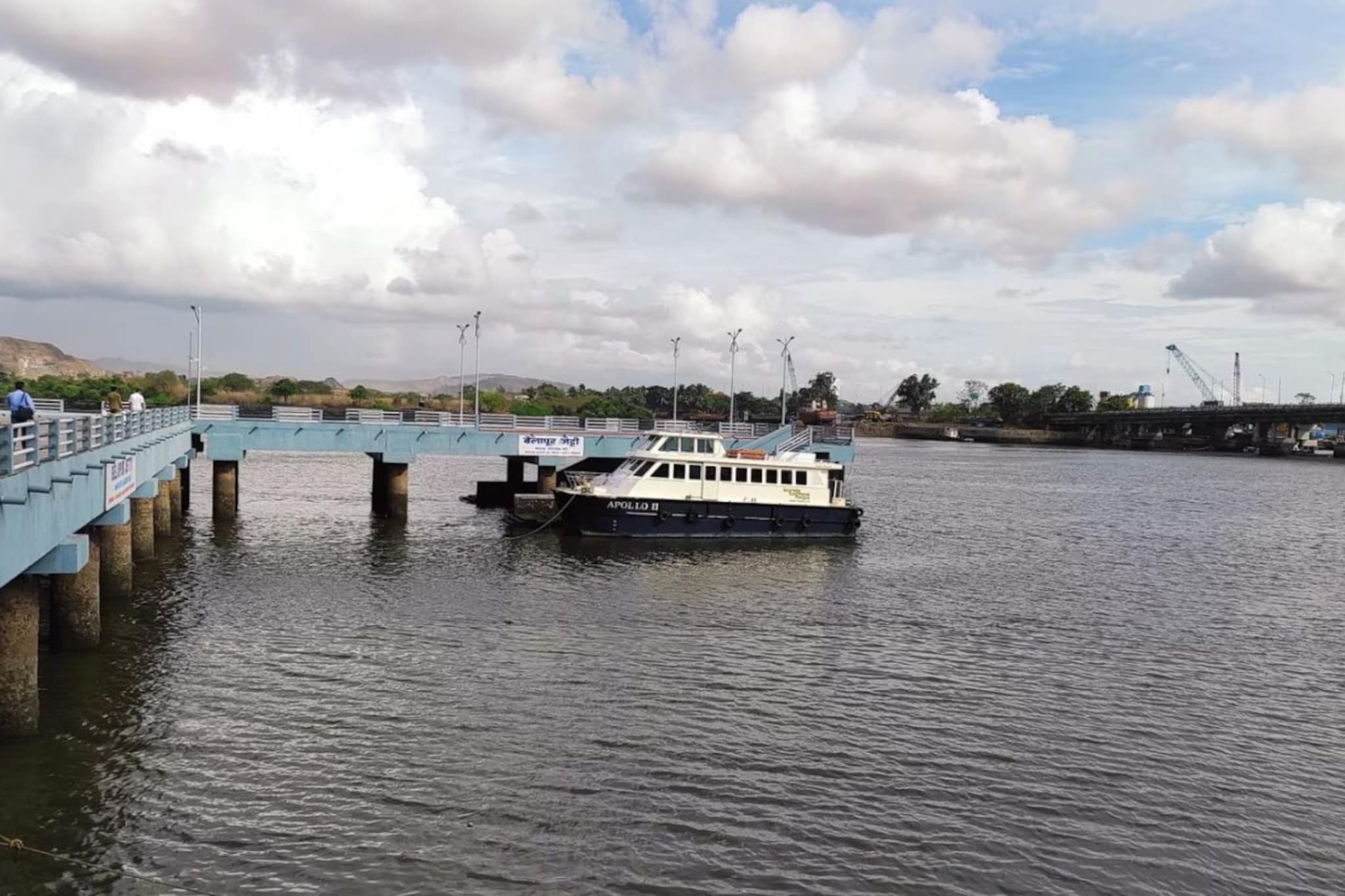 खाडीमध्ये केमिकल सोडणाऱ्यांचा डाव तरुणांनी हाणून पाडला, पोलिसांचीही थेट कारवाई