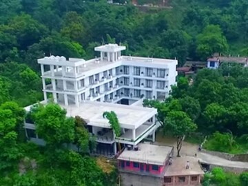 फक्त लक्ष्मण झुलाच नाही, ऋषिकेशमधील 'ही' 9 ऑफबीट ठिकाणंही एकदा नक्की पाहा!