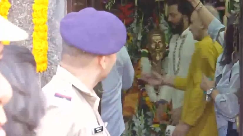 शिवजयंती, छत्रपती शिवाजी महाराजांची जयंती. शिवनेरीवर शिवाजी महाराजांचा जन्मोत्सोव सुरू आहे. यासाठी अभिनेता रितेश देशमुखही शिवनेरीवर पोहोचला. तिथं जाताच त्याला बालशिवाजींचं दर्शन झालं. त्यांना पाहताच तो नतमस्तक झाला. शिवजयंती, छत्रपती शिवाजी महाराजांची जयंती. शिवनेरीवर शिवाजी महाराजांचा जन्मोत्सोव सुरू आहे. यासाठी अभिनेता रितेश देशमुखही शिवनेरीवर पोहोचला. तिथं जाताच त्याला बालशिवाजींचं दर्शन झालं. त्यांना पाहताच तो नतमस्तक झाला.