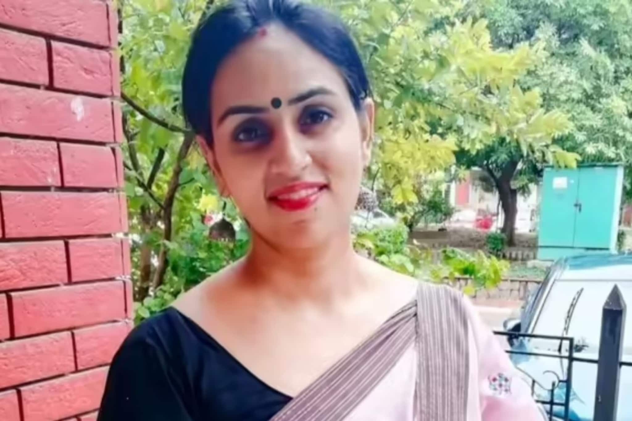 3 मुलं, लग्नाला 18वर्ष, पण स्वप्न स्वस्थ बसू देईना; 40व्या वर्षी ती बनली अधिकारी