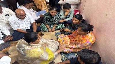 सुनेत्रा पवार ने दिवंगत अंगरक्षक विदीप जाधव के परिवार को दिया सहारा