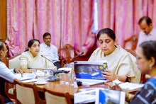 Sunetra Pawar: पहिलीच DPDC बैठक, अजितदादांच्या स्टाईलने पालकमंत्री सुनेत्रा पवारांच्या अधिकाऱ्यांना सूचना