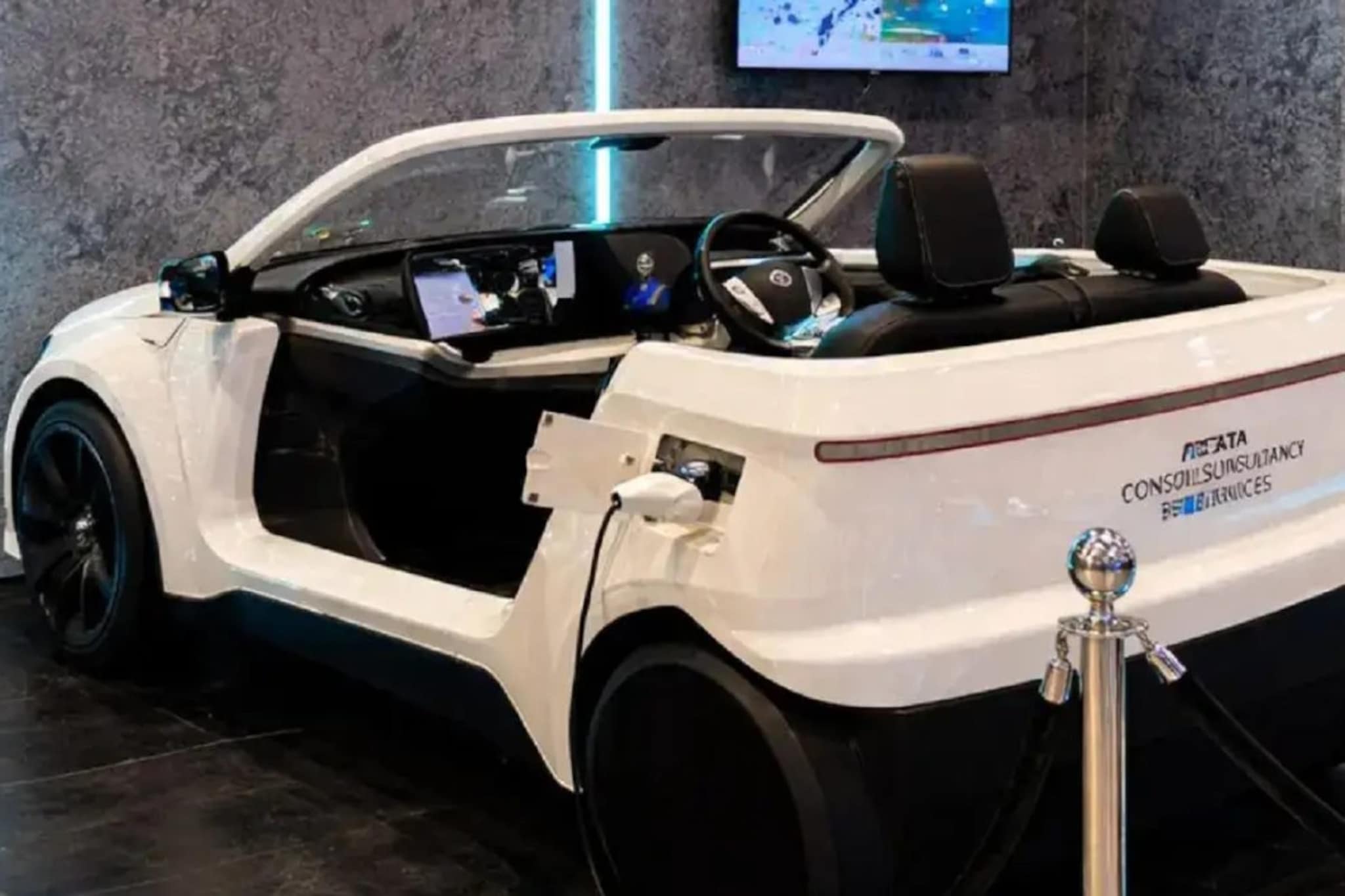 TCS ने सादर केली स्मार्ट कार! झोप आल्यावर हलवेल सीट, स्वतःच होईल पार्क TCS ने सादर केली स्मार्ट कार! झोप आल्यावर हलवेल सीट, स्वतःच होईल पार्क