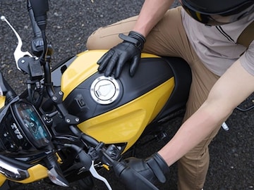 किती दिवस बसचे धक्के खाणार? 39 हजारांमध्ये घरी आणा Bike, टॉप स्वस्त 5 बाईक्स किती दिवस बसचे धक्के खाणार? 39 हजारांमध्ये घरी आणा Bike, टॉप स्वस्त 5 बाईक्स